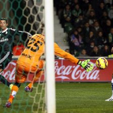 El delantero portugus del Real Madrid, Cristiano Ronaldo (i), intenta superar al portero polaco del Elche, Przemyslaw Titon (c), durante el partido.