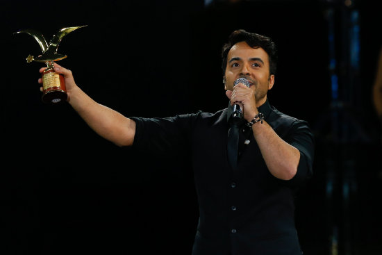 CANTANTE. Luis Fonsi con la gaviota dorada en la Quinta Vergara.