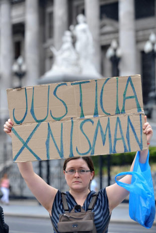 JUSTICIA. Ciudadanos argentinos durante una reciente movilizacin por el fiscal muerto.