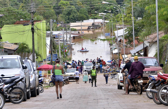 SITUACIN. Los barrios bajos se muestran completamente inundados (izquierda);