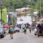 SITUACIN. Los barrios bajos se muestran completamente inundados (izquierda);