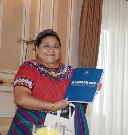 RESPALDO. La premio Nobel de la paz, Rigoberta Mench, ayer, en La Paz.