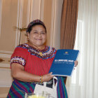 RESPALDO. La premio Nobel de la paz, Rigoberta Mench, ayer, en La Paz.