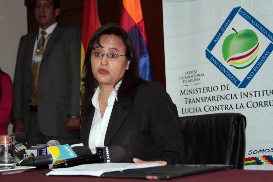 TRANSPARENCIA. La ministra Lenny Valdivia, ayer, durante la conferencia de prensa.