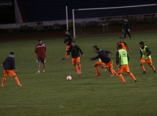 El equipo estudiantil entren anoche en el estadio Patria, donde el cuerpo tcnico arm el posible onceno titular para recibir maana en Sucre al Cruzeiro de Brasil, por la Copa Libertadores.