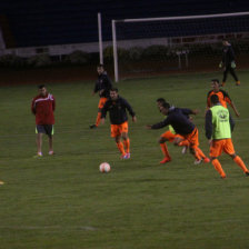 El equipo estudiantil entren anoche en el estadio Patria, donde el cuerpo tcnico arm el posible onceno titular para recibir maana en Sucre al Cruzeiro de Brasil, por la Copa Libertadores.