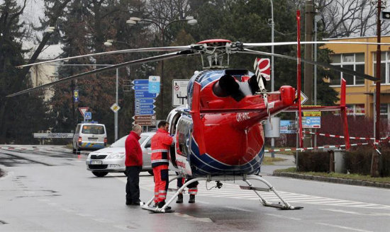 MATANZA. Un helicptero llega a la zona donde se produjo el tiroteo.