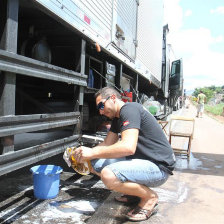 PROTESTAS. Un conductor limpia su camin durante un bloqueo de rutas en Basil.