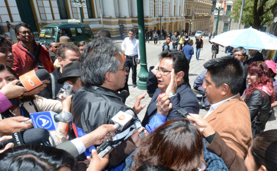 TENSIN. El candidato Gustavo Torrico (MAS) y el diputado Amilcar Barral (UD) en La Paz, ayer.