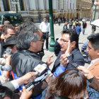 TENSIN. El candidato Gustavo Torrico (MAS) y el diputado Amilcar Barral (UD) en La Paz, ayer.