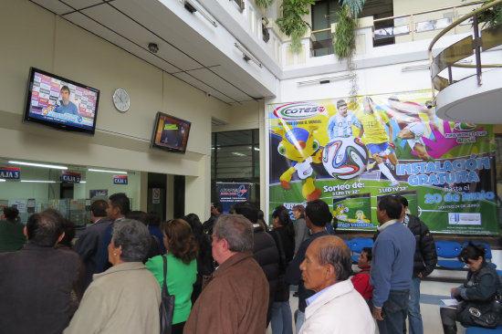 CLIENTES. Muchos usuarios de la cooperativa son seguidores de las transmisiones deportivas.