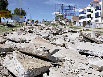 RECONSTRUCCIN. El retiro comenz en el ingreso al aeropuerto Juana Azurduy de Padilla.