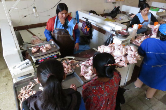 MERCADOS. Venta de carne de pollo.