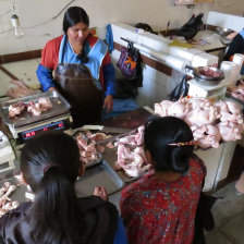 MERCADOS. Venta de carne de pollo.