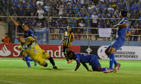 Una jugada de ataque del cuadro de Emelec en el arco de Daniel Vaca, que anoche recibi tres goles ecuatorianos.