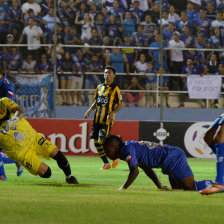 Una jugada de ataque del cuadro de Emelec en el arco de Daniel Vaca, que anoche recibi tres goles ecuatorianos.