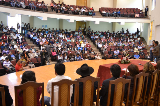 ENCUENTRO. Cientos de municipalistas escuchan al ministro de Autonomas, Hugo Siles, en la primera jornada del V Encuentro de Gobiernos Municipales.