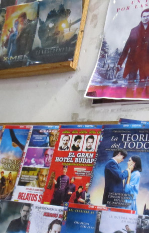 PELCULAS. El Gran Hotel Budapest entre la oferta de DVDs en el centro de la ciudad.