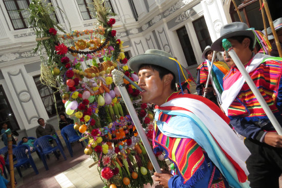 TRADICIN. La presentacin de las danzas autctonas de Yamparez en la Gobernacin.