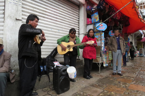 AMBULANTES. Las personas con ceguera trabajan en el comercio informal.