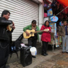 AMBULANTES. Las personas con ceguera trabajan en el comercio informal.