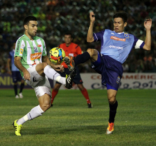 Un pasaje del clsico cruceo jugado anoche, en el estadio Ramn Aguilera Costas; abajo, Yasmani Duk celebra el gol del triunfo para Oriente.