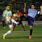 Un pasaje del clsico cruceo jugado anoche, en el estadio Ramn Aguilera Costas; abajo, Yasmani Duk celebra el gol del triunfo para Oriente.