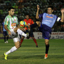 Un pasaje del clsico cruceo jugado anoche, en el estadio Ramn Aguilera Costas; abajo, Yasmani Duk celebra el gol del triunfo para Oriente.