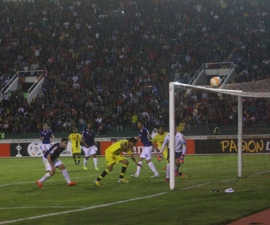 El delantero Martn Palavicini (c) no pudo concretar el gol al filo del primer tiempo, tras un centro de Alejandro Bejarano desde el sector izquierdo.