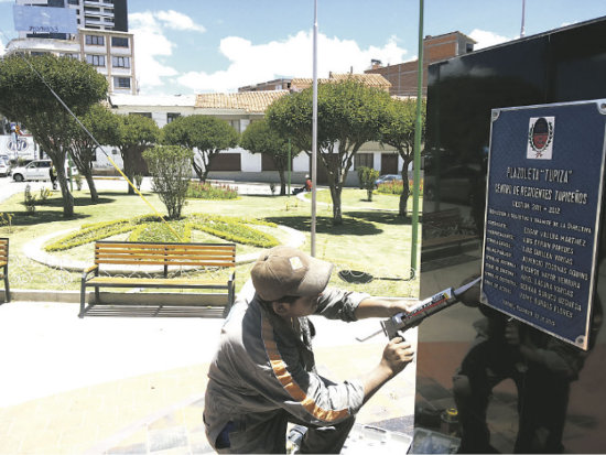 MEJORAMIENTO. Los obreros le daban, ayer, los ltimos retoques a la plazuela Tupiza.