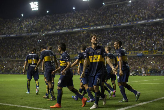 El delantero Pablo Daniel Osvaldo (c) anot el gol del triunfo para Boca sobre Wanderers.