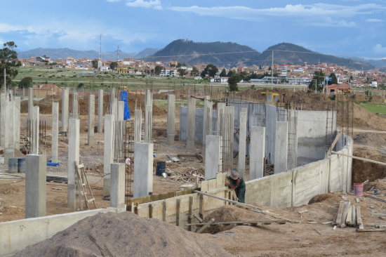 CONSTRUCCIN. Las zapatas de uno de los mdulos del campo ferial, donde actualmente trabaja medio centenar de obreros.