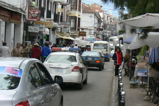 HECHO. Madre golpe a su hijo en la calle