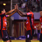 La nica celebracin del cuadro aviador anoche, en Cochabamba.